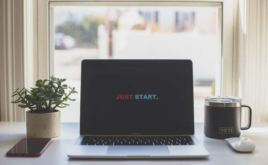 パソコンの画面に「JUST START」が表示されている写真